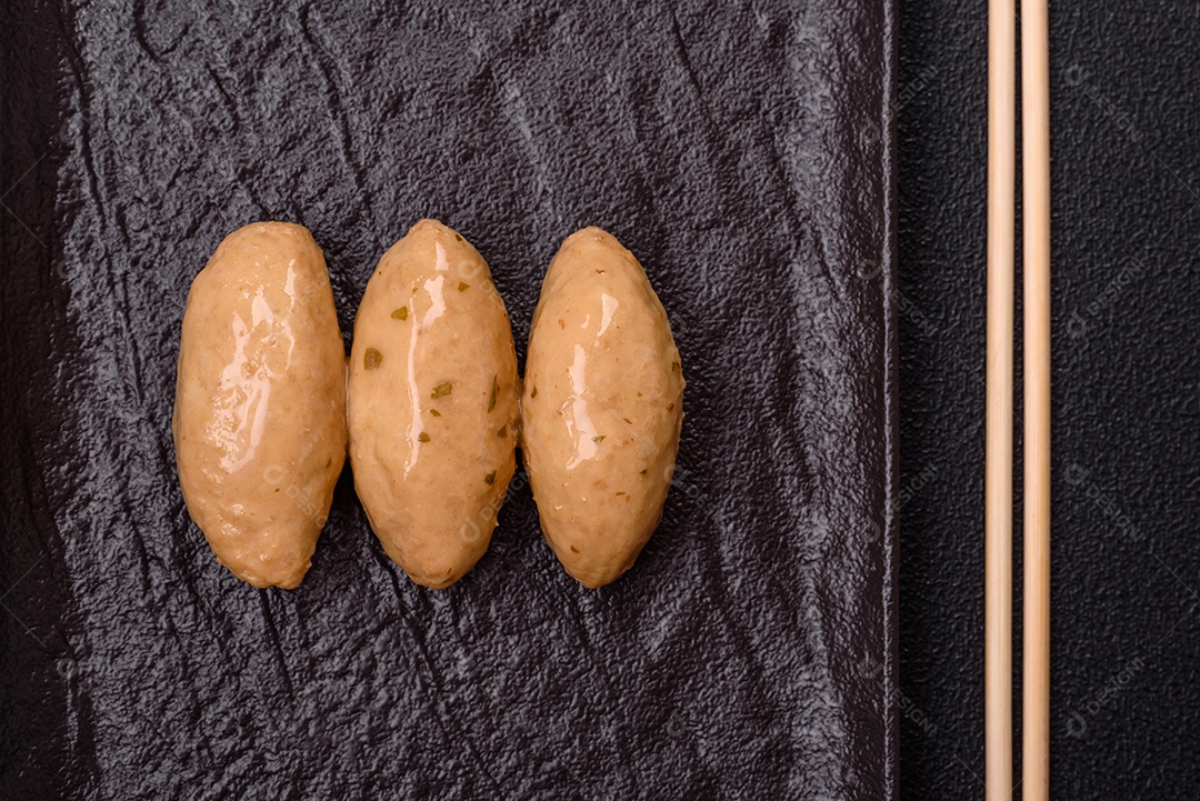 Quenelles de peixe ou carne com molho delicado de cogumelos, sal e especiarias