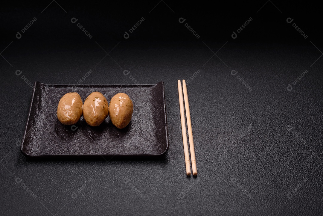 Quenelles de peixe ou carne com molho delicado de cogumelos, sal e especiarias