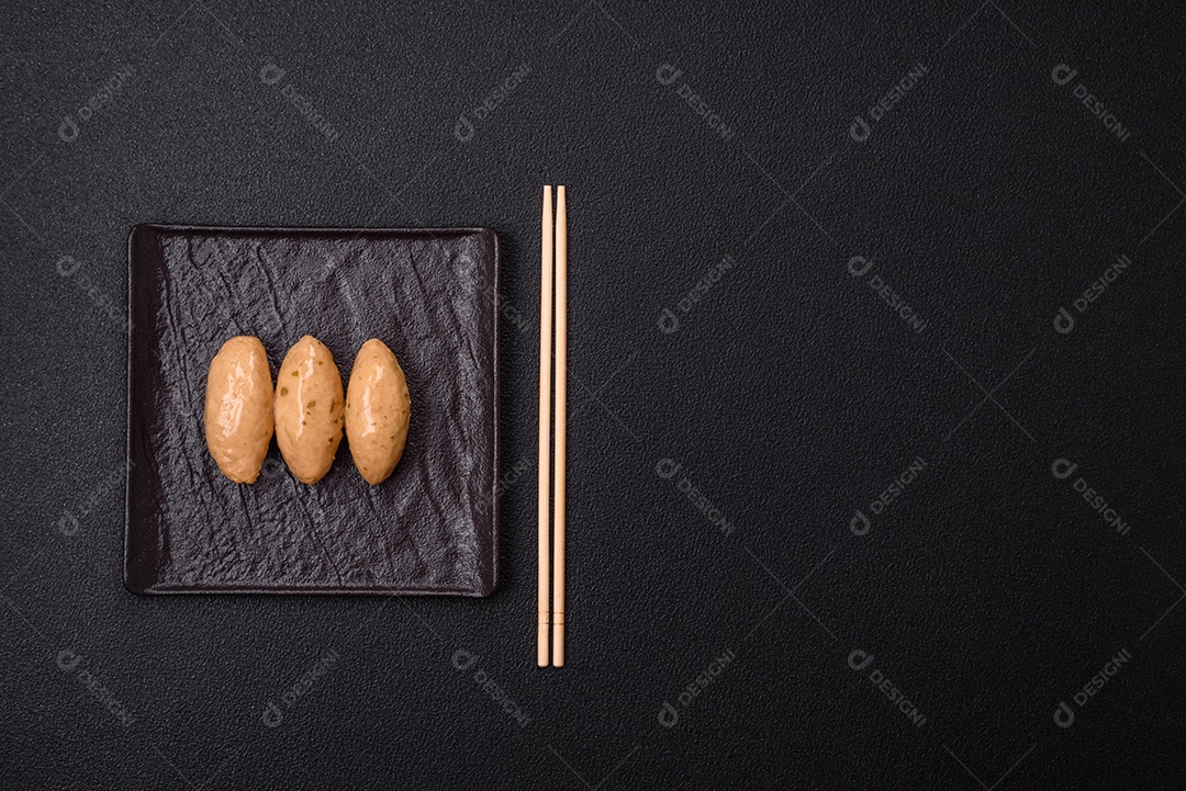 Quenelles de peixe ou carne com molho delicado de cogumelos, sal e especiarias