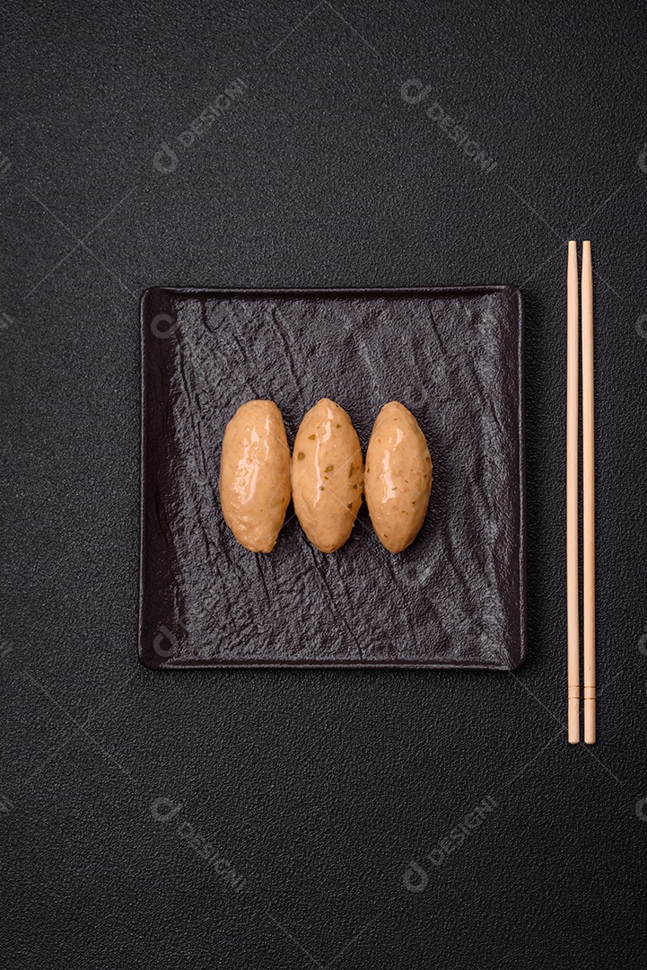 Quenelles de peixe ou carne com molho delicado de cogumelos, sal e especiarias