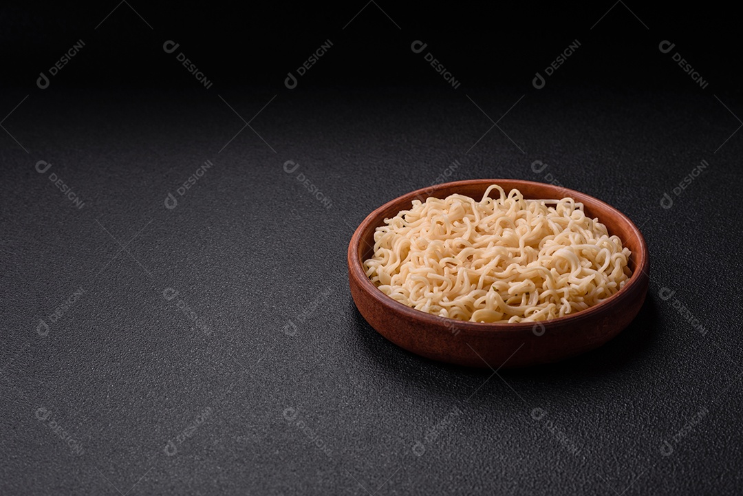 Tigela de macarrão em uma mesa de concreto