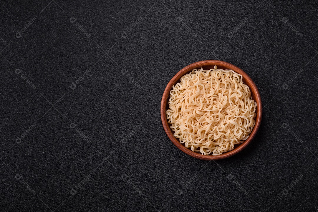 Tigela de macarrão em uma mesa de concreto