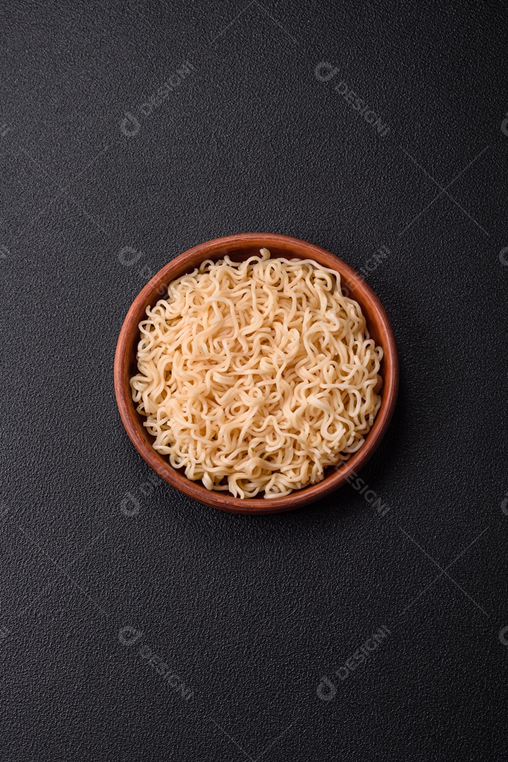 Tigela de macarrão em uma mesa de concreto