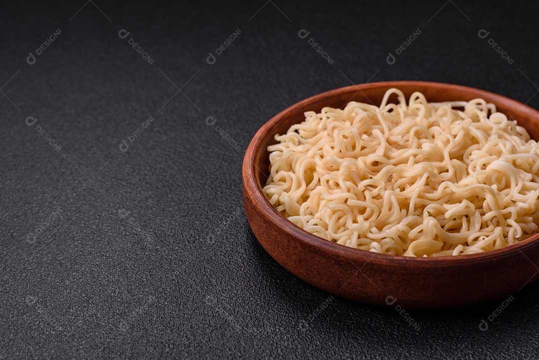 Tigela de macarrão em uma mesa de concreto