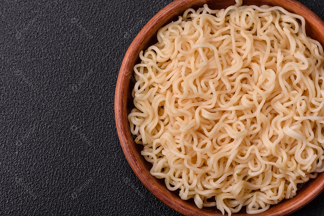 Tigela de macarrão em uma mesa de concreto