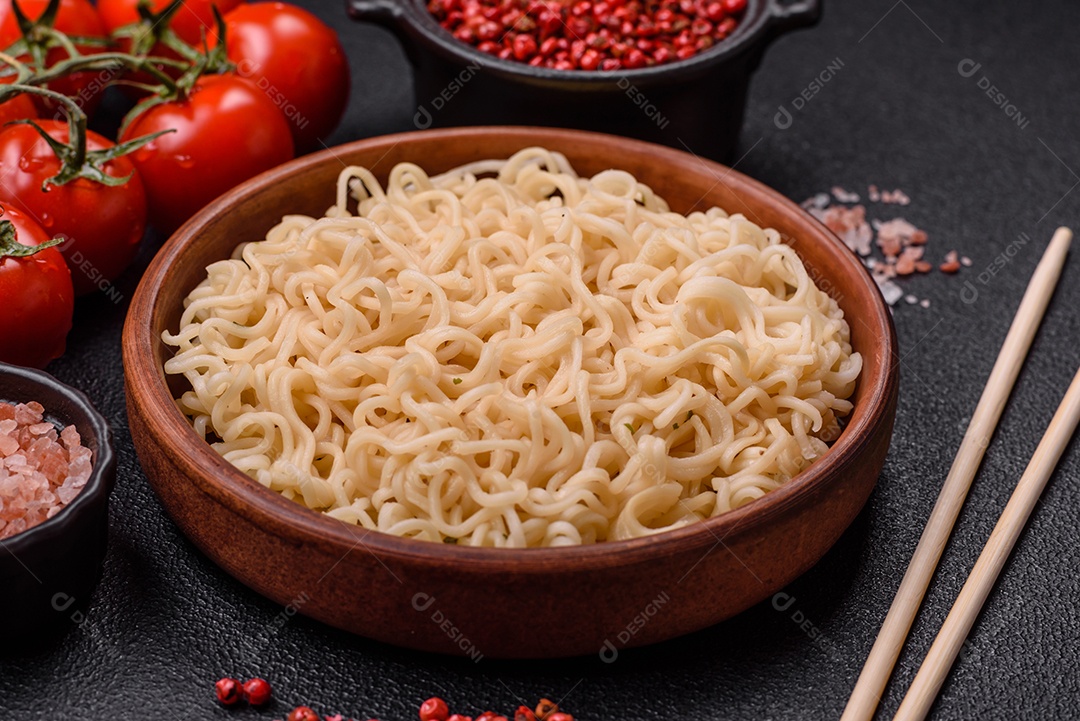 Tigela de macarrão em uma mesa de concreto