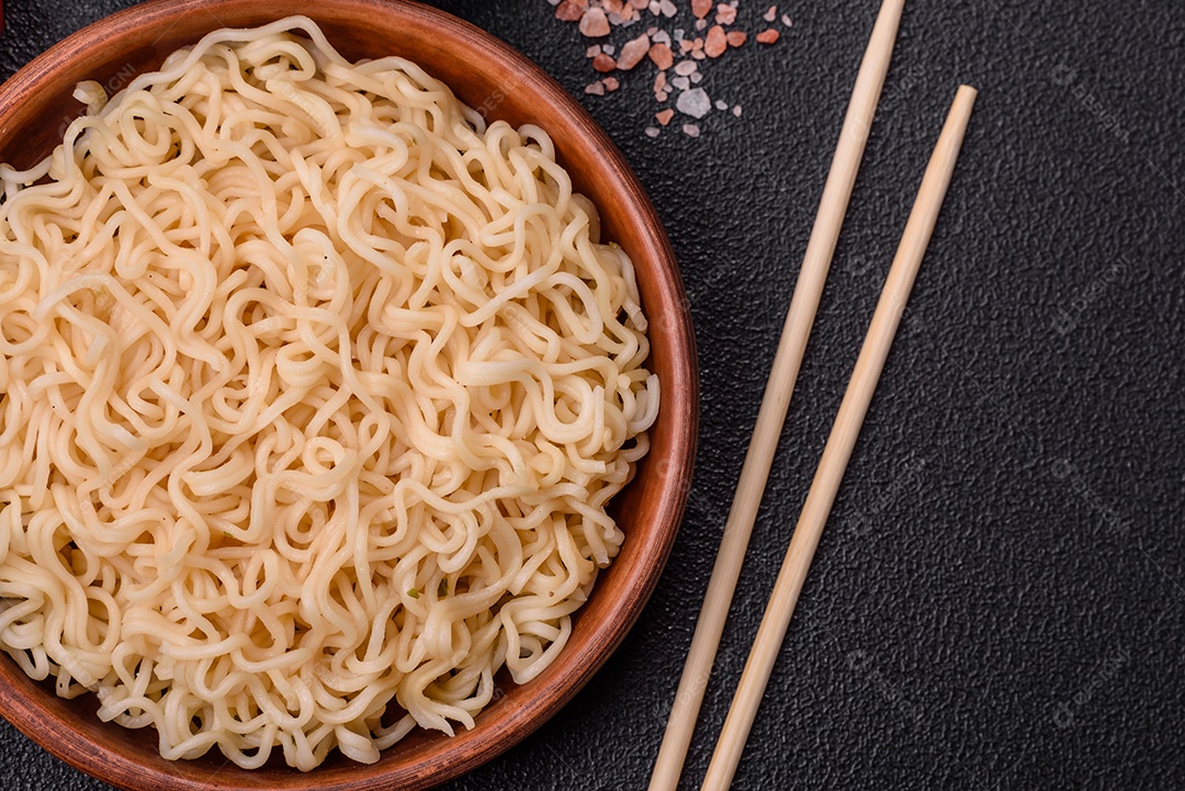 Tigela de macarrão em uma mesa de concreto