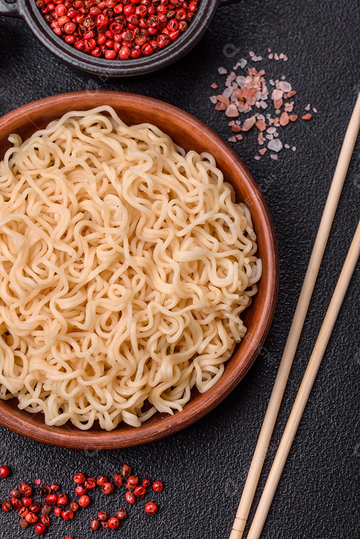 Prato de macarrão em uma mesa de concreto