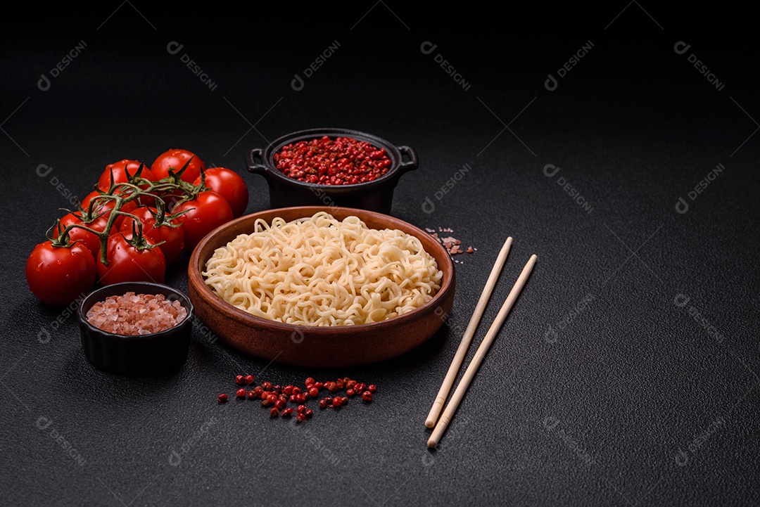 Prato de macarrão em uma mesa de concreto