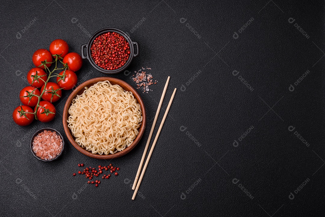 Prato de macarrão em uma mesa de concreto