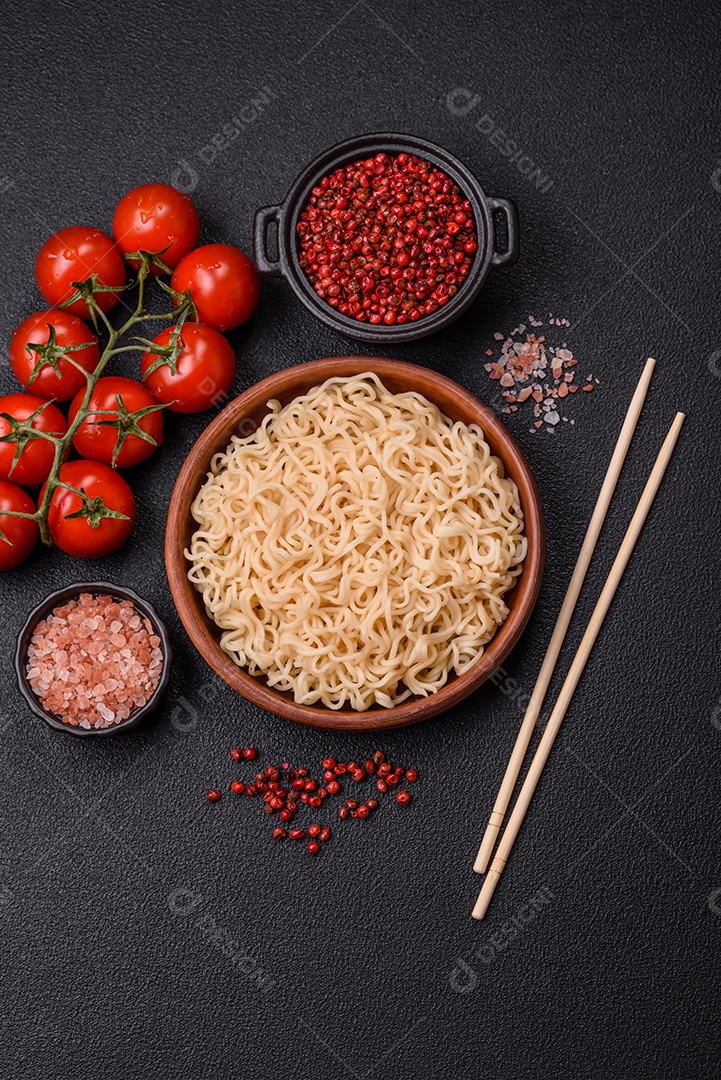 Prato de macarrão em uma mesa de concreto