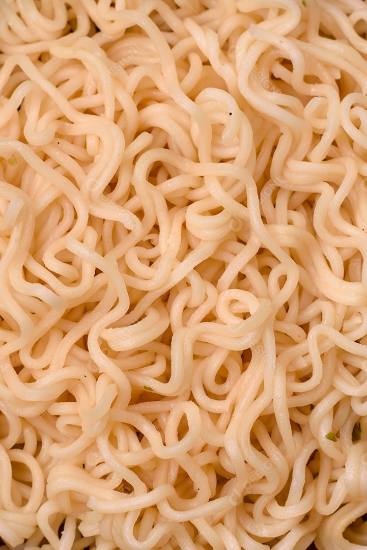 Prato de macarrão em uma mesa de concreto