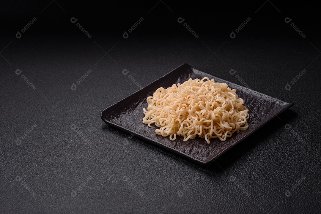 Prato de macarrão em uma mesa de concreto