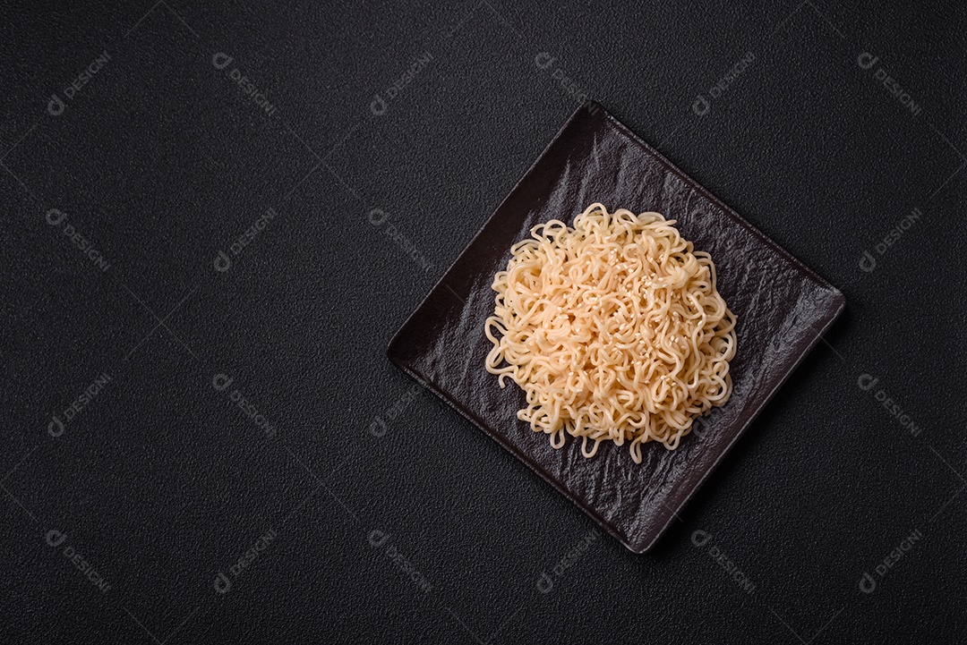 Prato de macarrão em uma mesa de concreto