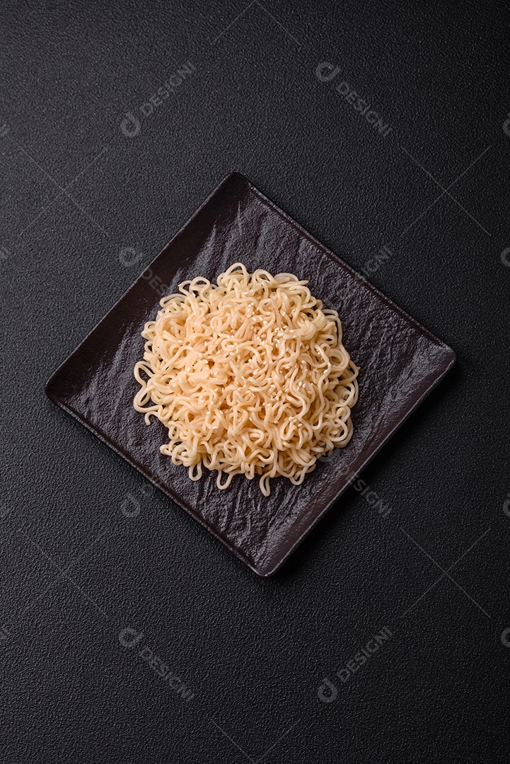 Prato de macarrão em uma mesa de concreto
