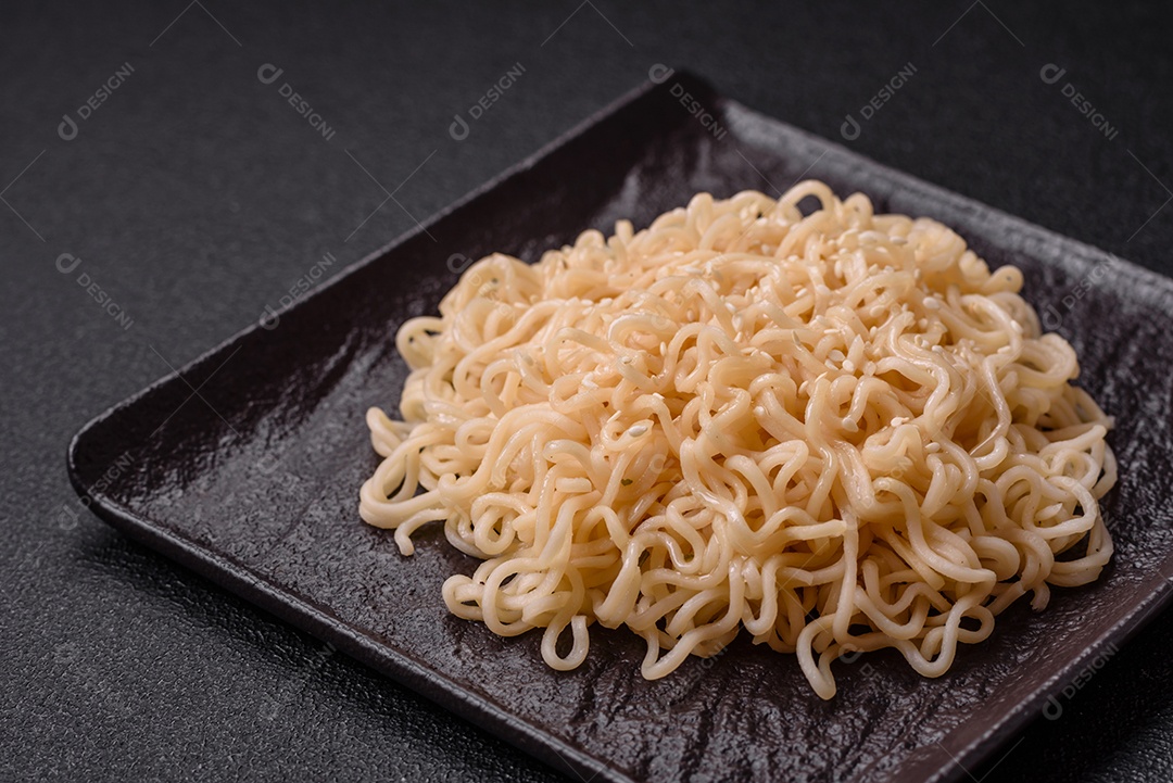 Prato de macarrão em uma mesa de concreto