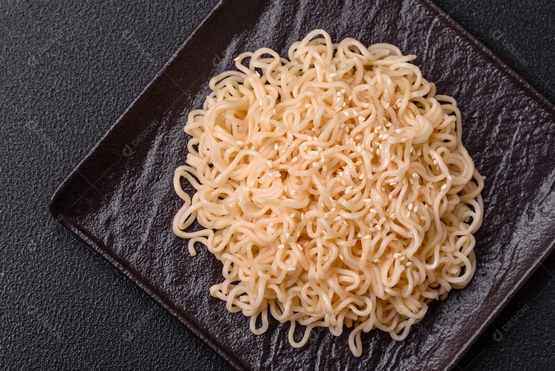 Prato de macarrão em uma mesa de concreto