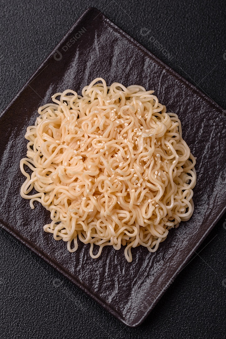 Prato de macarrão em uma mesa de concreto