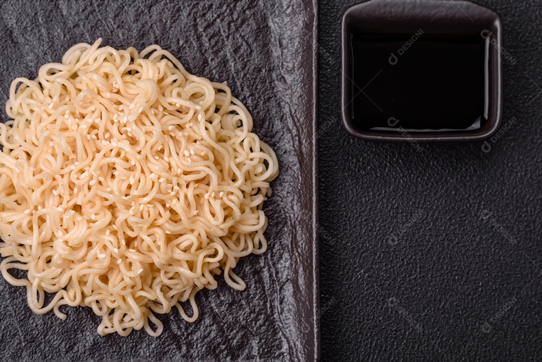 Prato de macarrão em uma mesa de concreto