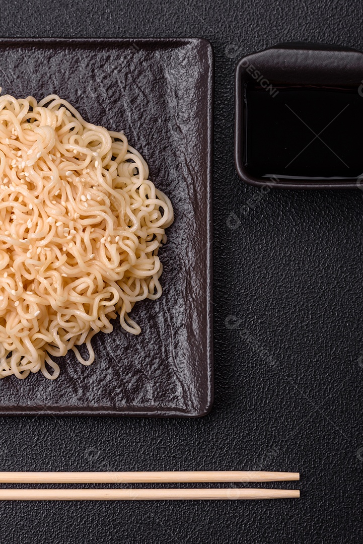 Prato de macarrão em uma mesa de concreto