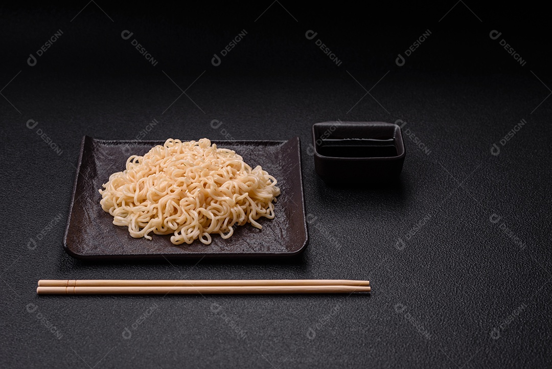Tigela de macarrão em uma mesa de concreto