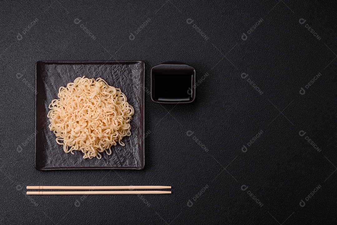 Tigela de macarrão em uma mesa de concreto