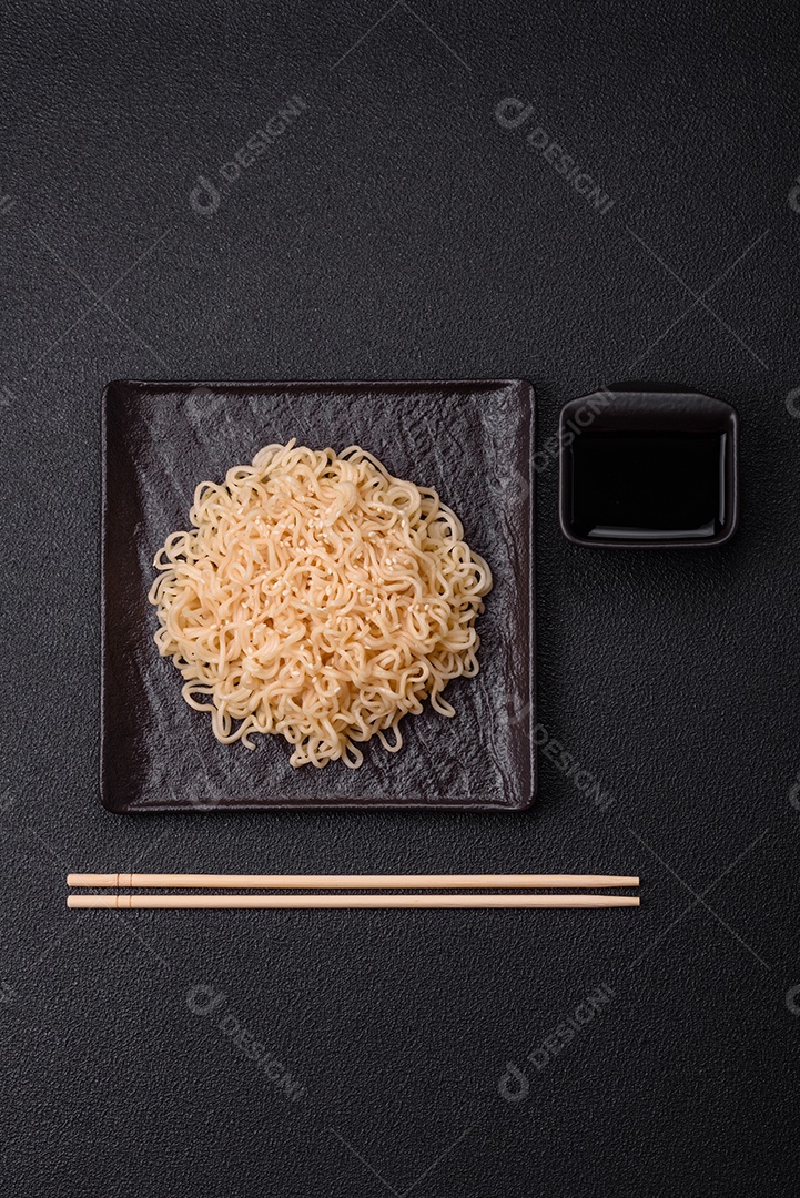 Prato de macarrão em uma mesa de concreto