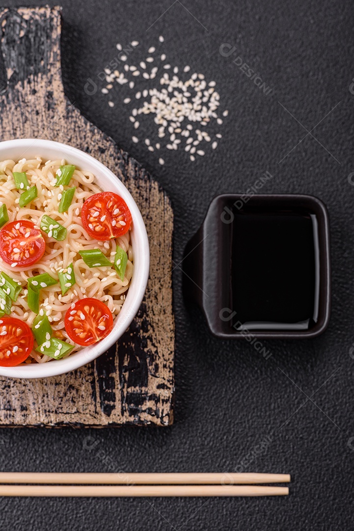 Prato de macarrão em uma mesa de concreto