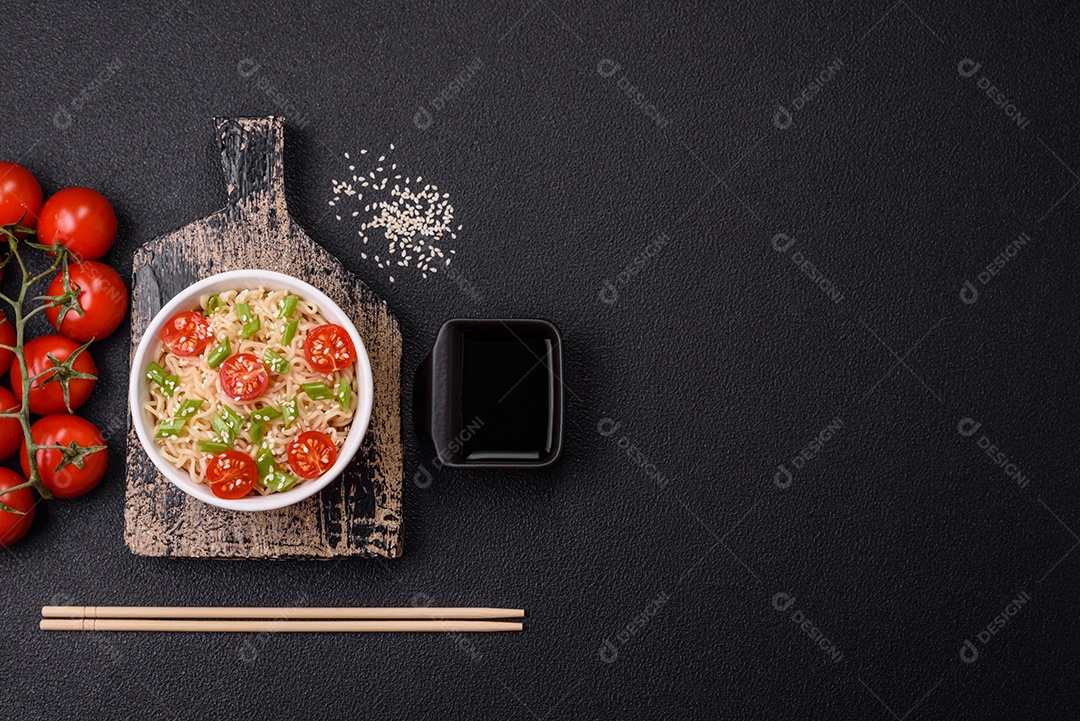 Prato de macarrão em uma mesa de concreto