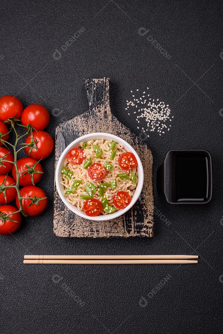 Prato de macarrão em uma mesa de concreto