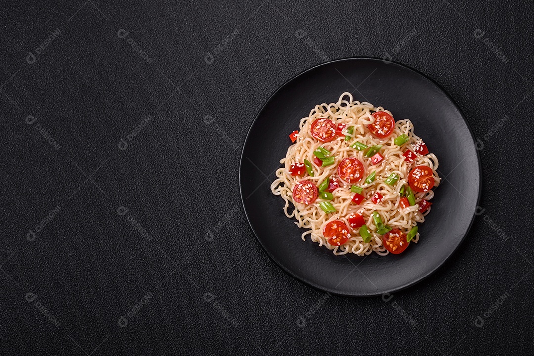 Prato de macarrão em uma mesa de concreto