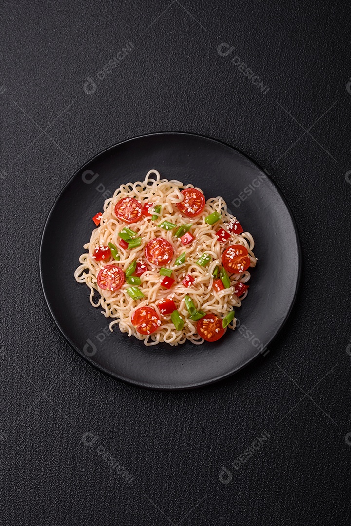 Prato de macarrão em uma mesa de concreto