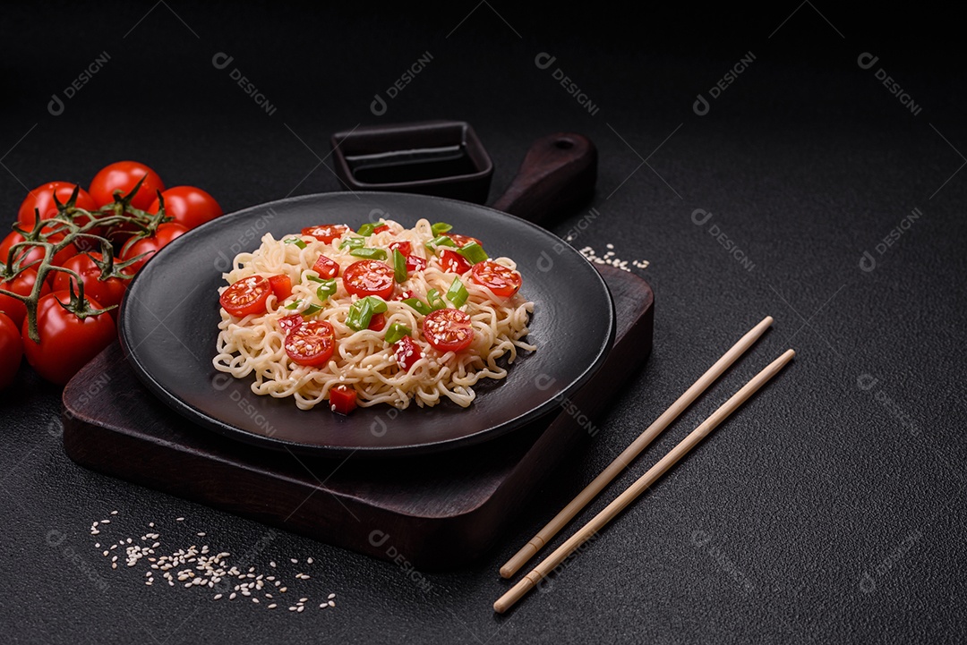 Prato de macarrão em uma mesa de concreto