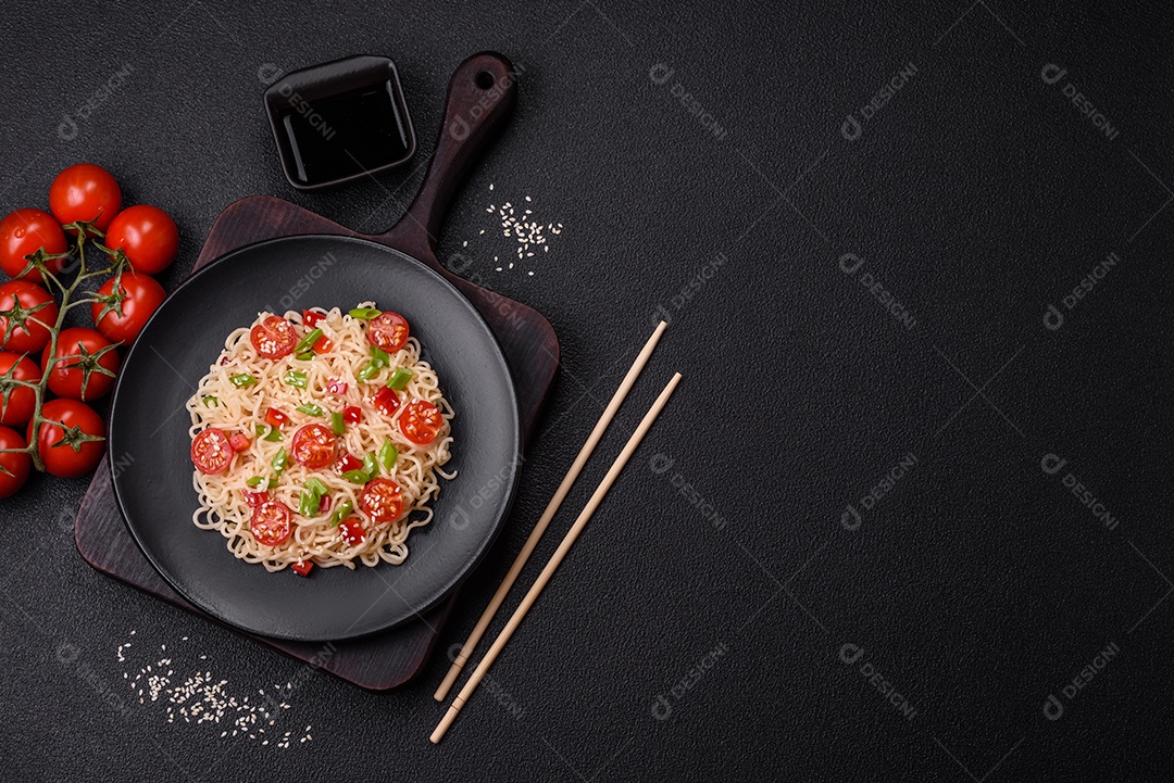 Prato de macarrão em uma mesa de concreto