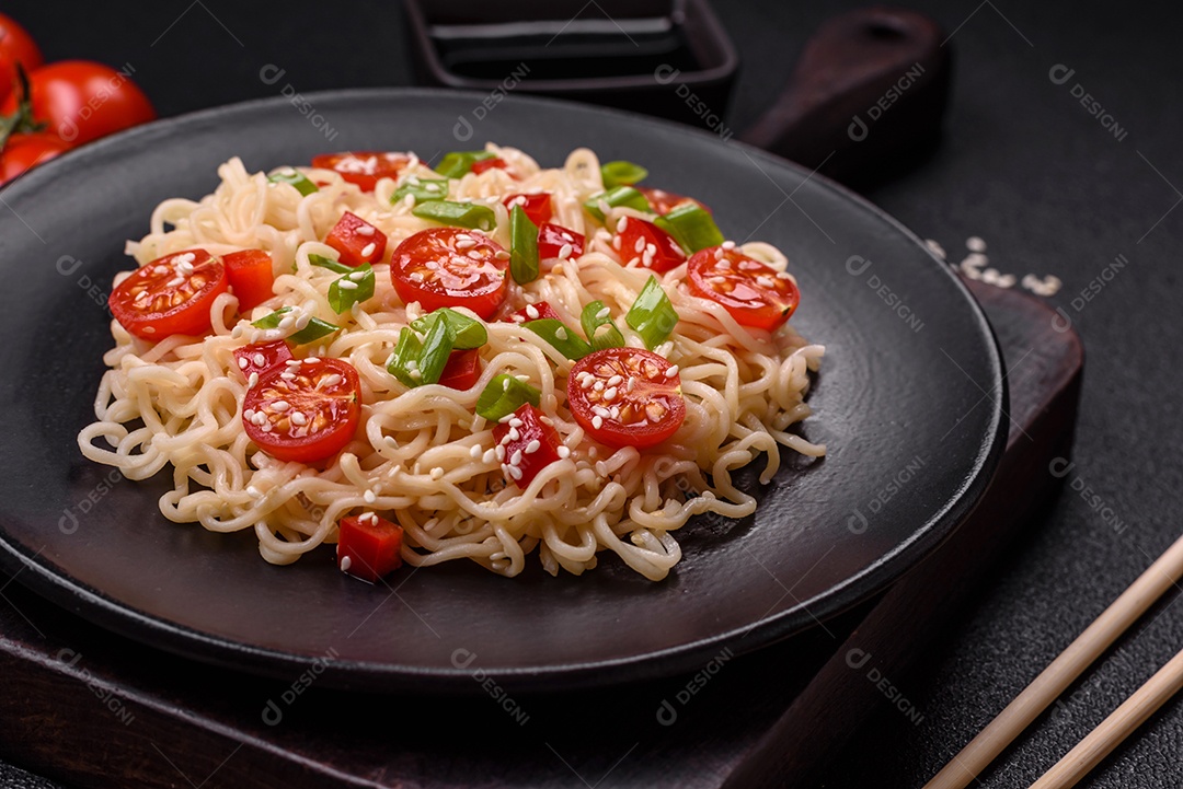 Prato de macarrão em uma mesa de concreto