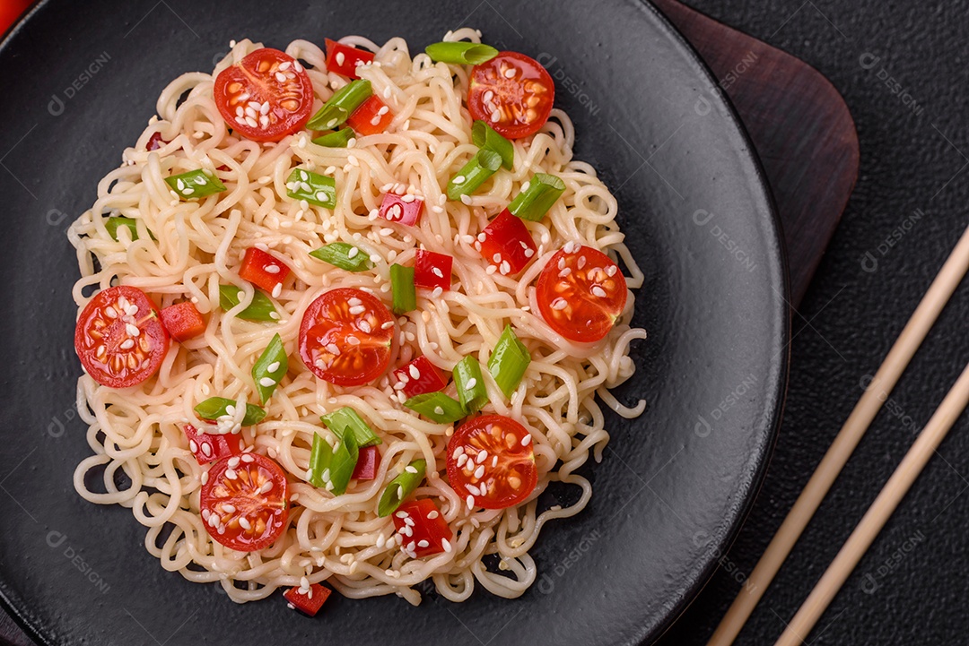 Prato de macarrão em uma mesa de concreto