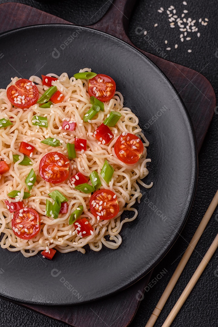 Prato de macarrão em uma mesa de concreto
