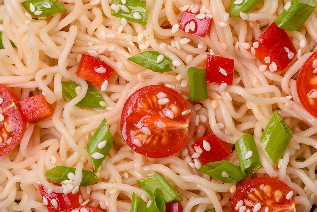 Prato de macarrão em uma mesa de concreto