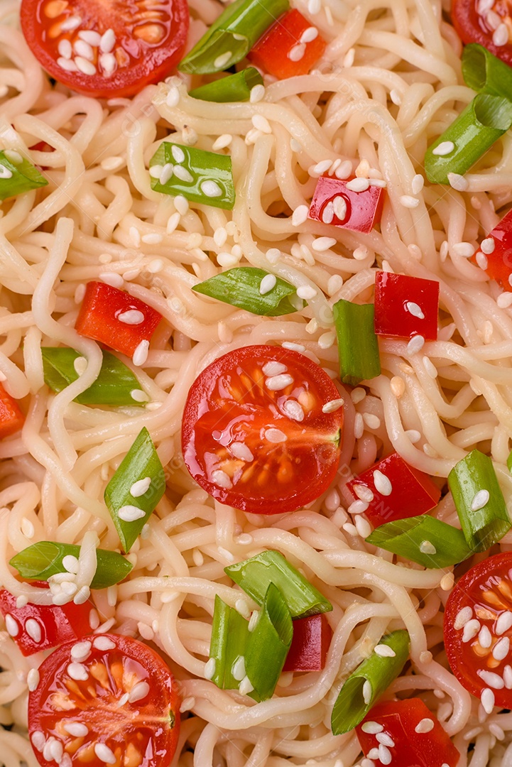 Prato de macarrão em uma mesa de concreto