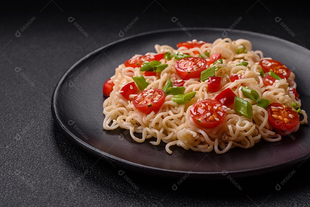 Prato de macarrão em uma mesa de concreto