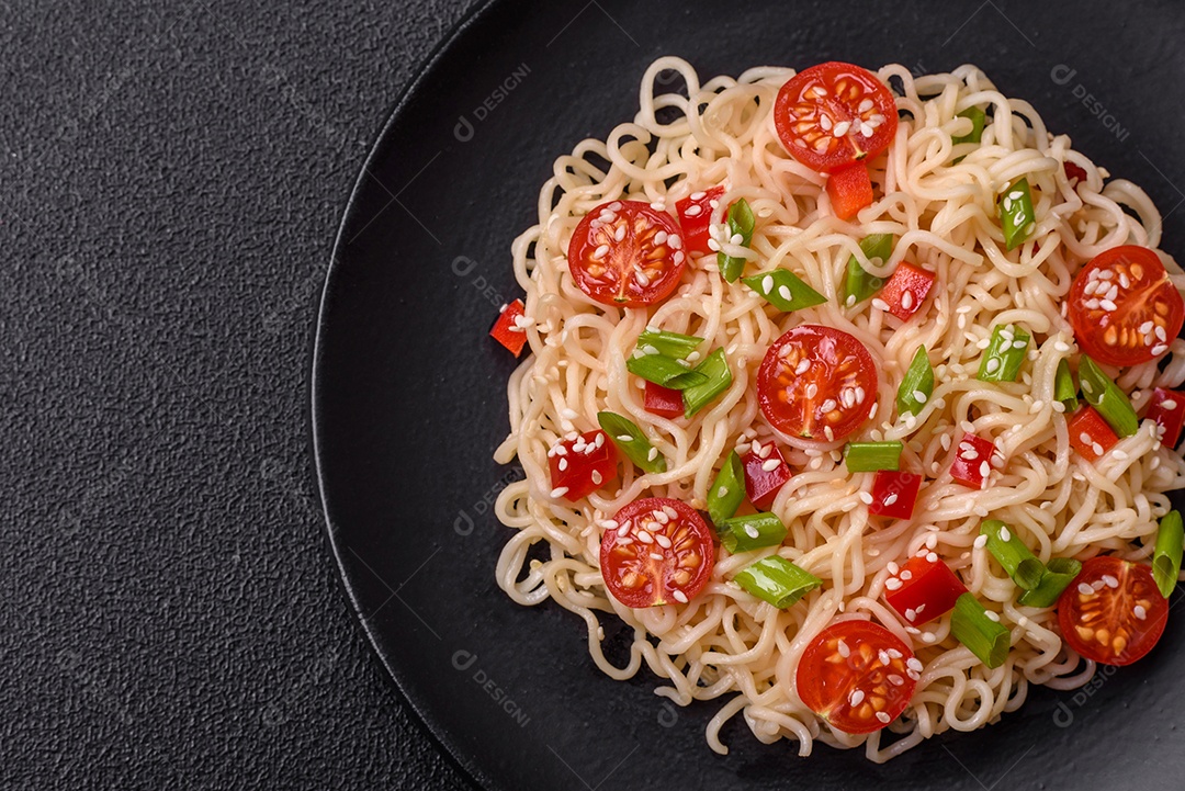 Prato de macarrão em uma mesa de concreto