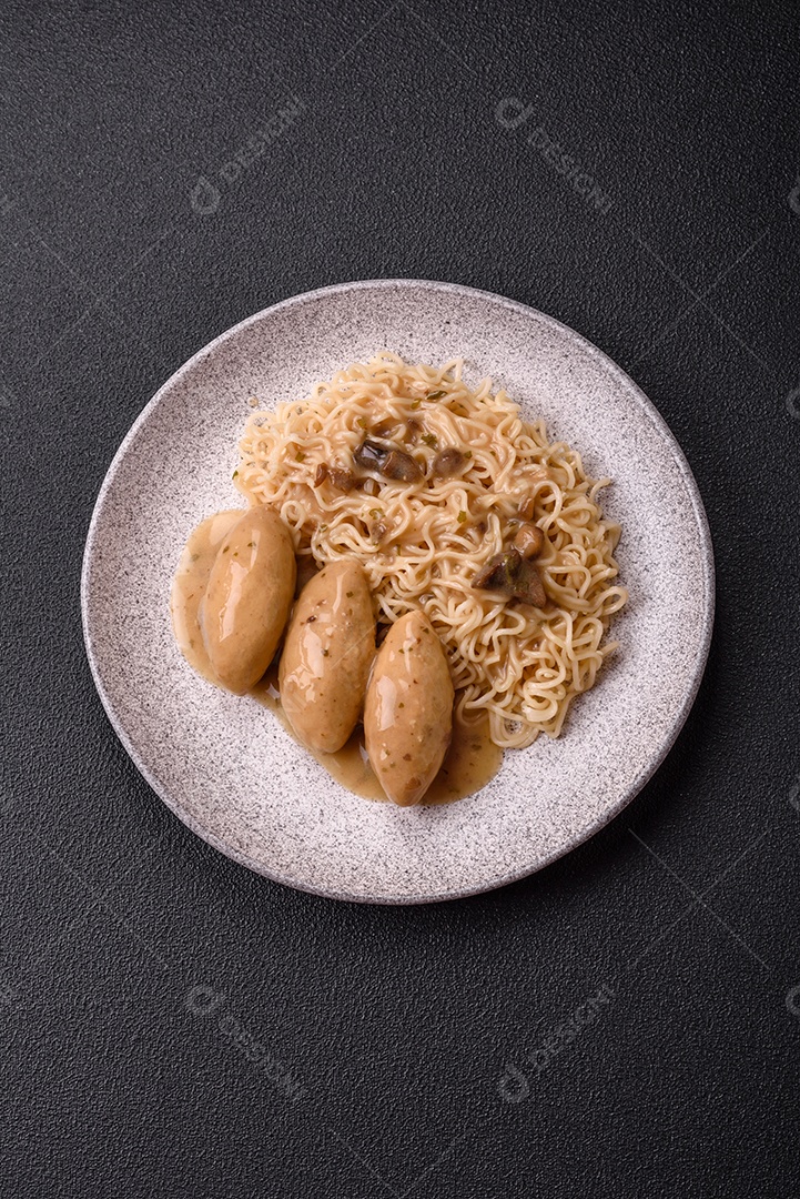 Prato de macarrão com carne em uma mesa de concreto