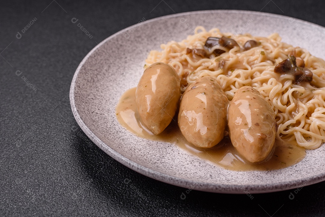 Prato de macarrão com carne em uma mesa de concreto