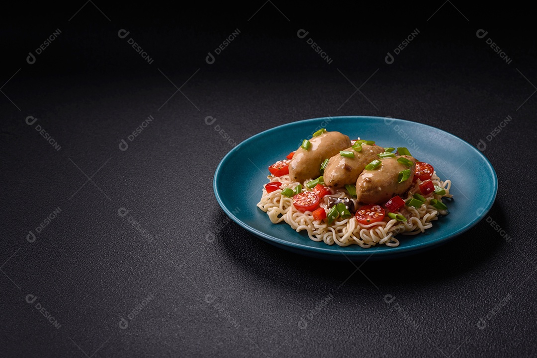 Prato de macarrão com carne em uma mesa de concreto