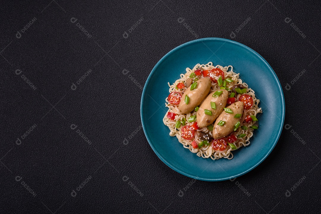 Prato de macarrão com carne em uma mesa de concreto