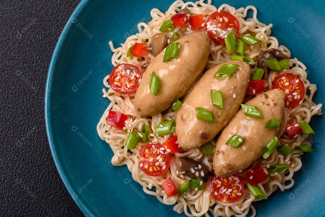 Prato de macarrão com carne em uma mesa de concreto