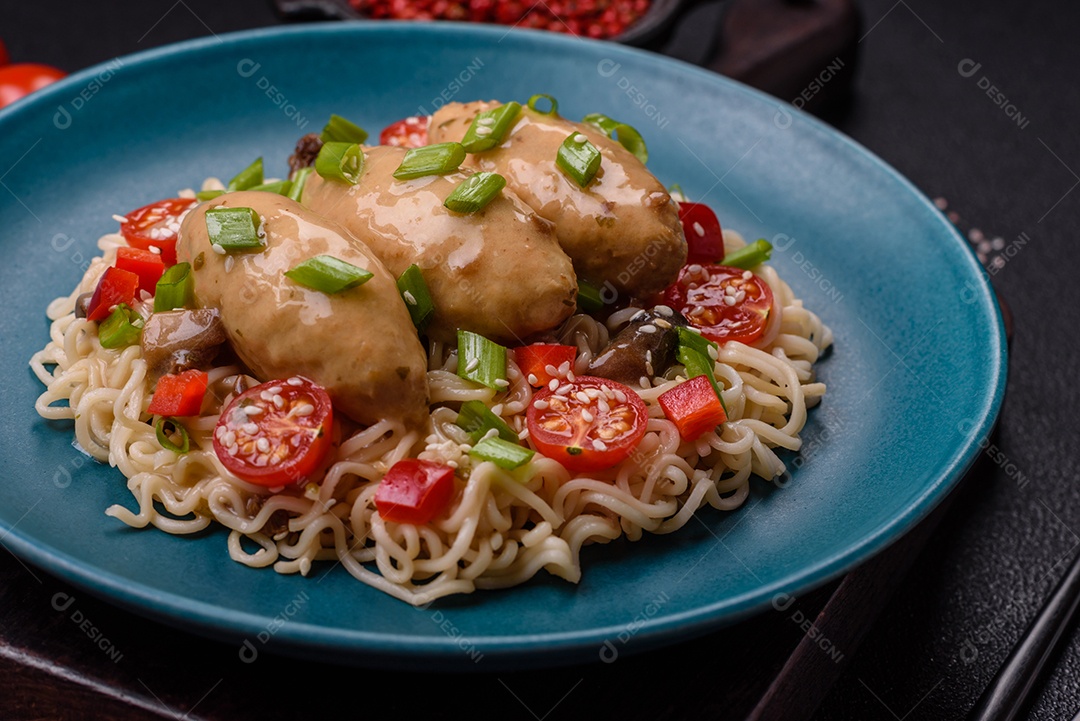Prato de macarrão com carne em uma mesa de concreto