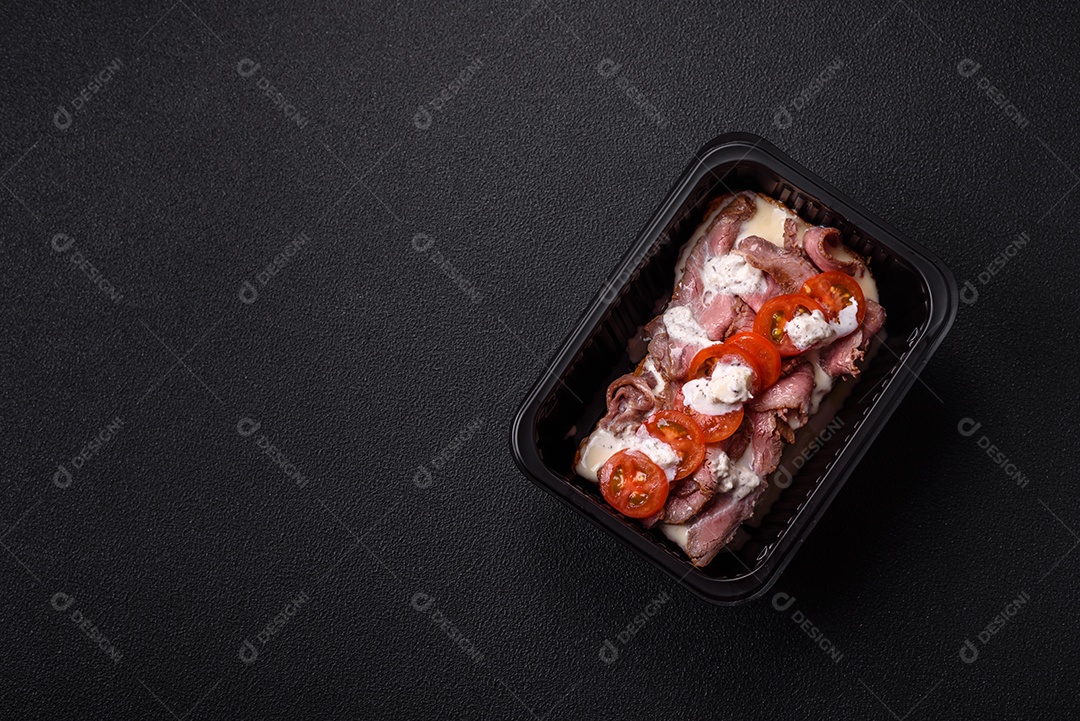 Pão recheado saboroso em uma tábua de madeira