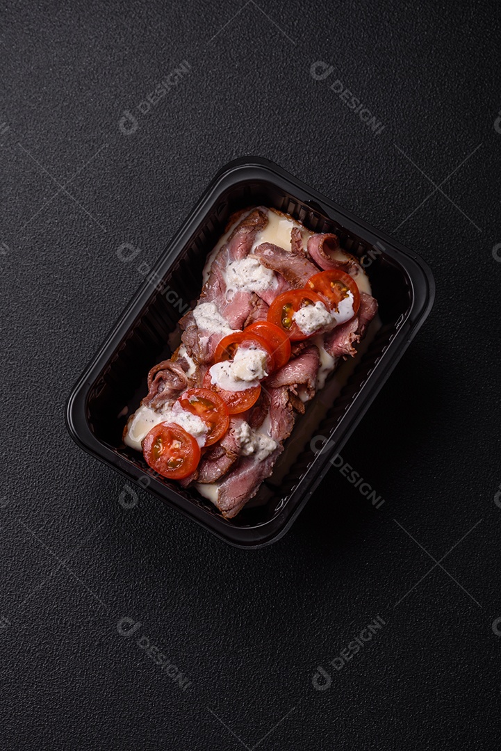 Pão recheado saboroso em uma tábua de madeira