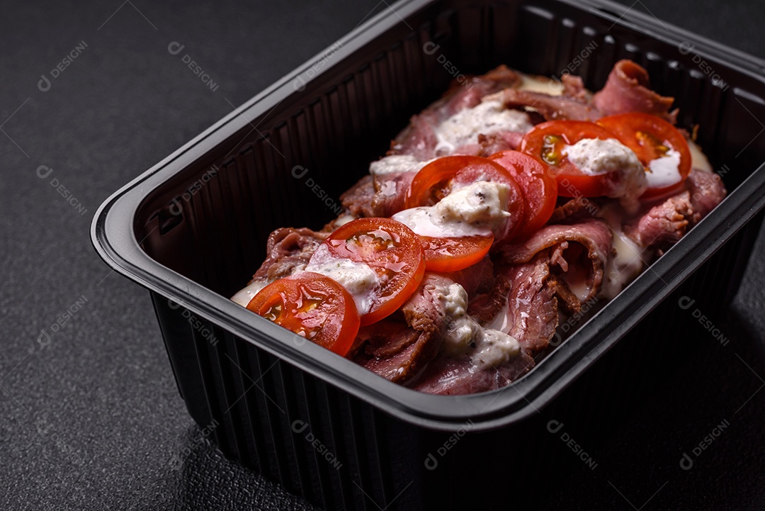 Pão recheado saboroso em uma tábua de madeira